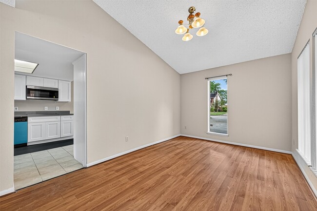 Building Photo - 2042 Hilton Head Dr