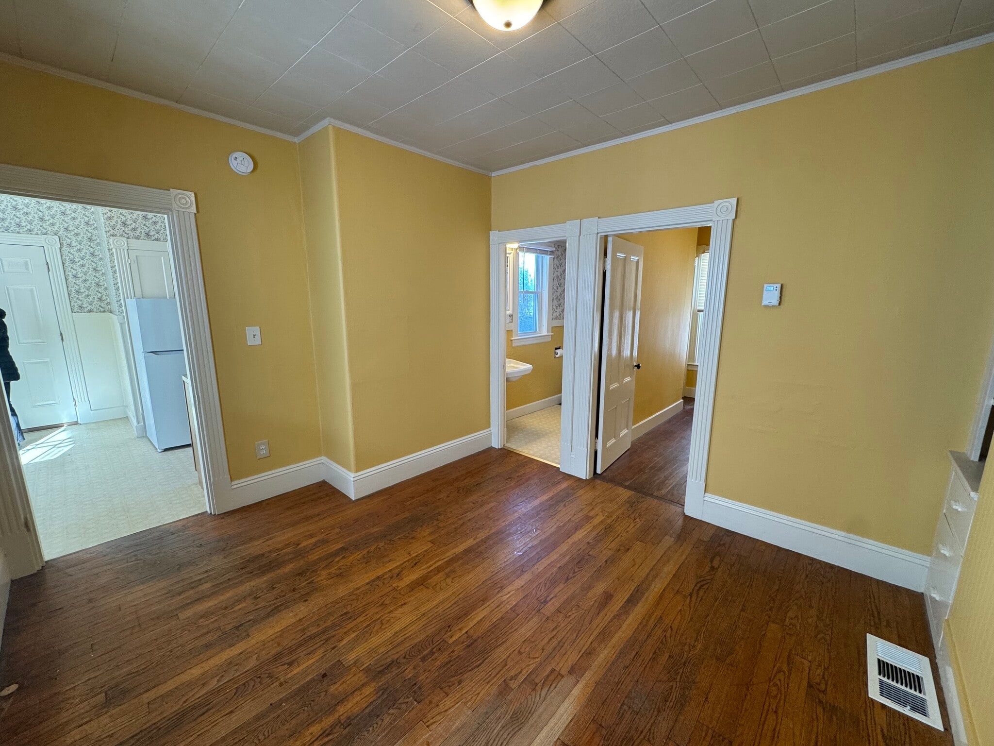 Building Photo - 10 Maple St