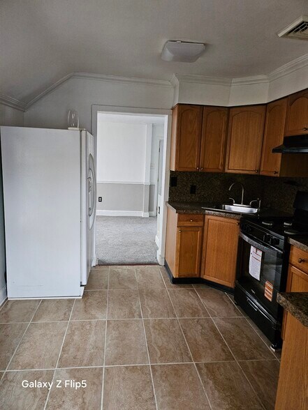 Building Photo - 407 W Broad St