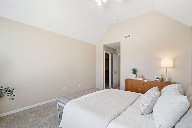 Building Photo - {13862} Spacious townhome in Prime Location + Maintenance Provided Community + Neighborhood Pool ...