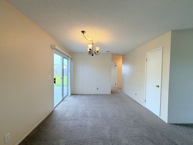 Building Photo - Charming Petaluma Home with Expansive Backyard