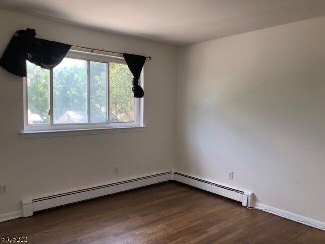 Building Photo - 104 N Beverwyck Rd