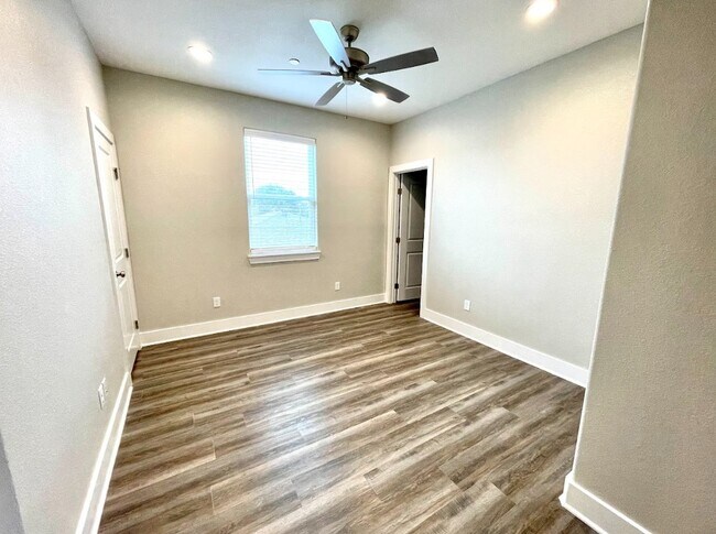 Building Photo - 710 Vassar Ct