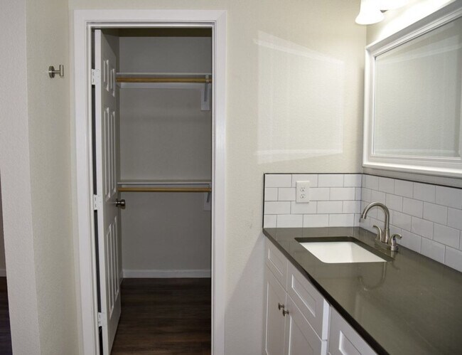 Building Photo - 3 bedroom 2 bath. Duplex Built in 2023