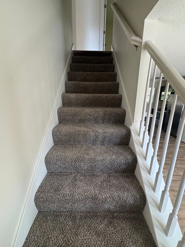 Building Photo - Oak St Duplex