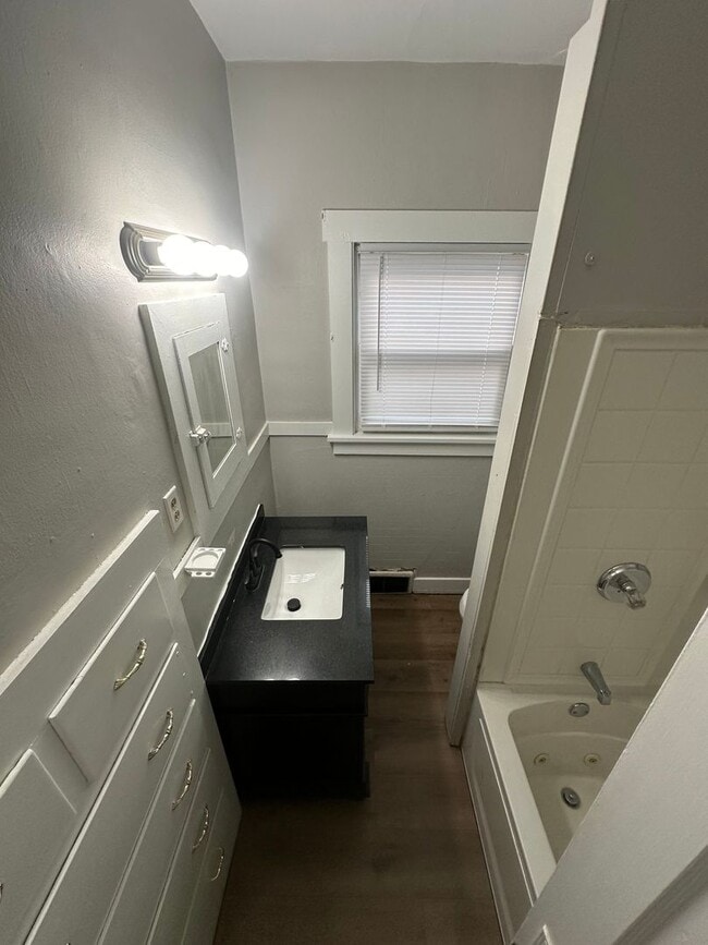 Building Photo - 2 Bed /1 Bath Bungalow