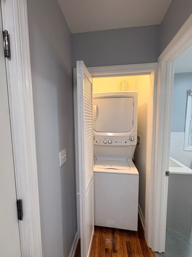 Building Photo - Beautiful, Newly Renovated 4 Bedroom 2 1/2...