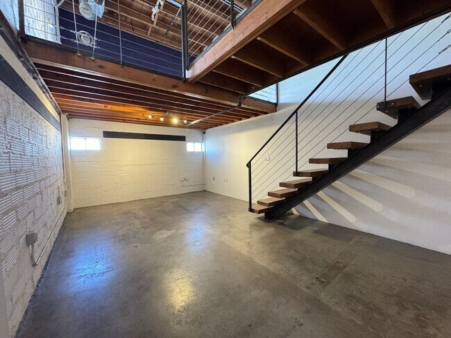 Building Photo - University/Nob Hill Studio