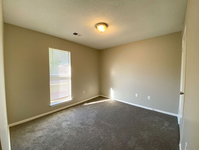 Building Photo - 3 bed, 2 bath in Horn Lake (ss appliances, fresh paint)