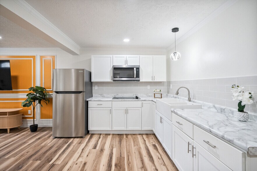 Studio #4 Presidential - 1222 E Vaile Ave