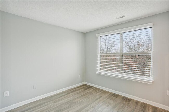 Building Photo - Great 3+2+ Loft in Germantown!