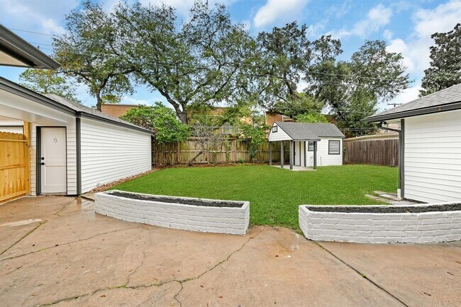 Building Photo - 5730 Old Lodge Dr