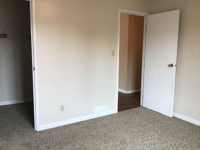 Building Photo - Apartment in Carson Park Condominium