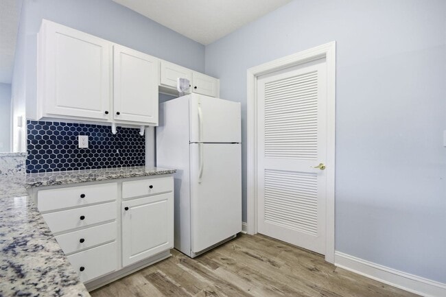 Building Photo - 3-Bedroom, 2Bath Condo end unit