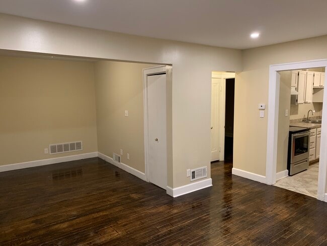 Living room/ dining room - 17130 Munich St