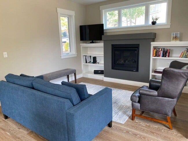 Building Photo - Furnished West Bend Home Available May-November