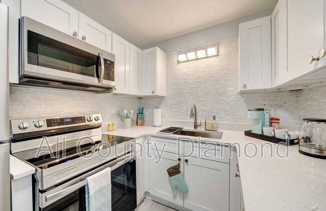 Building Photo - 7308 Sunset Ave