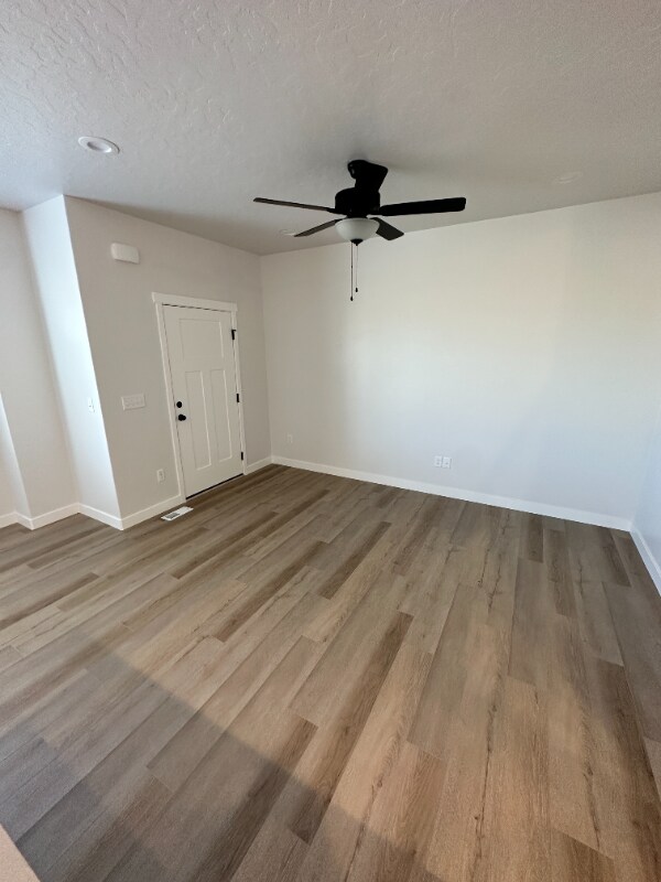 Building Photo - 894 N Hillcrest Rd