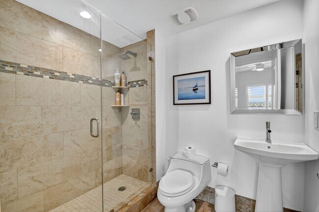 Building Photo - 2640 Lake Shore Dr