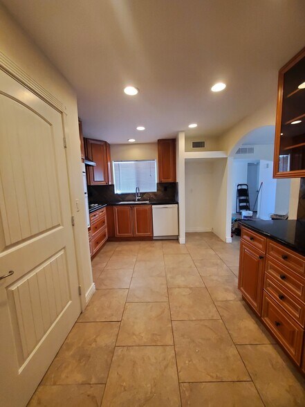 Building Photo - 2725 S Azalea Dr