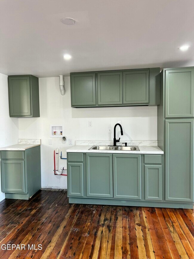 Building Photo - 716 N Glenwood St