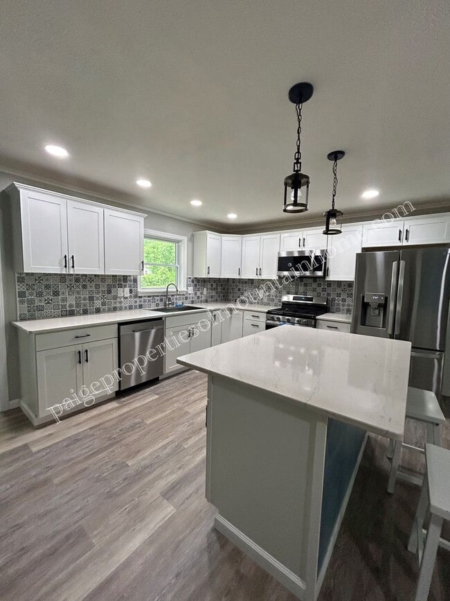 Building Photo - Stunning 4-bedroom, 2-bath Home with Attached Garage