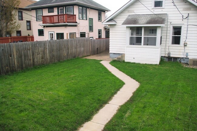 Building Photo - Clean, Efficient, recently renovated 3 Bed...