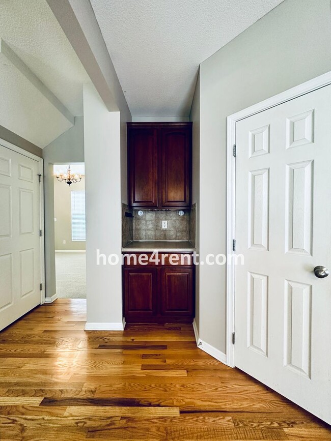 Building Photo - Wood Floors, Open Layout, Plenty of Natura...