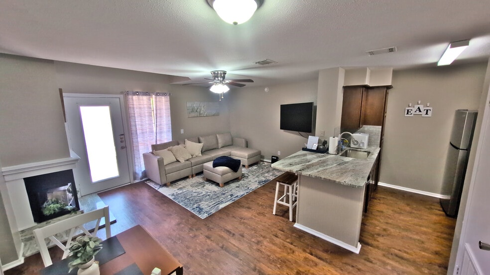 Building Photo - 1305 W Villa Maria Rd