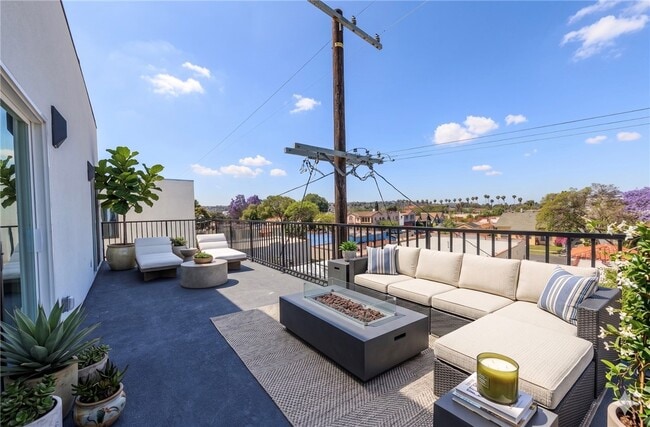 Building Photo - 2847 S Victoria Ave