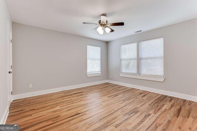 Building Photo - 870 Gaston St SW