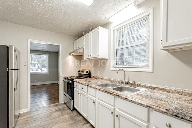 Building Photo - NOW OFFERING FIRST FULL MONTH FREE!