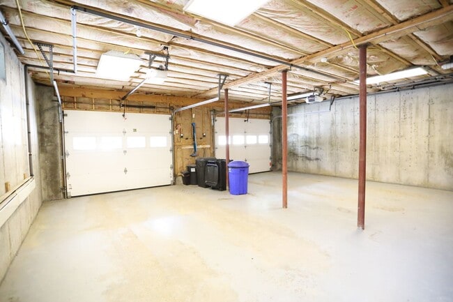 Building Photo - FURNISHED 3 Bed Winter Seasonal Great Location! Available 11/1/26 - $2395/mo