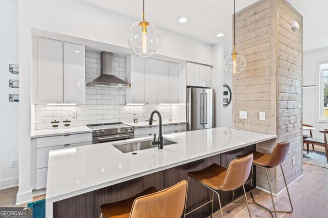 Building Photo - 2424 Memorial Dr SE