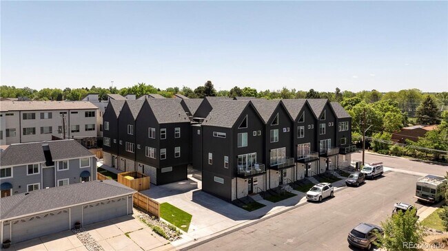 Building Photo - LUX 3BD, 2.5BA University Hills Townhome w...