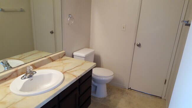 Building Photo - NEW LISTING - FRESH PAINT THROUGHOUT - 1 B...
