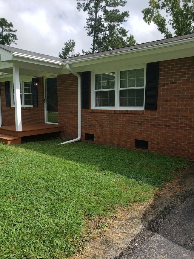 Building Photo - 114 Longwood Ln