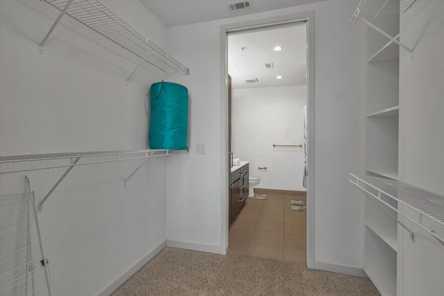 Building Photo - 2022 Holcombe Blvd