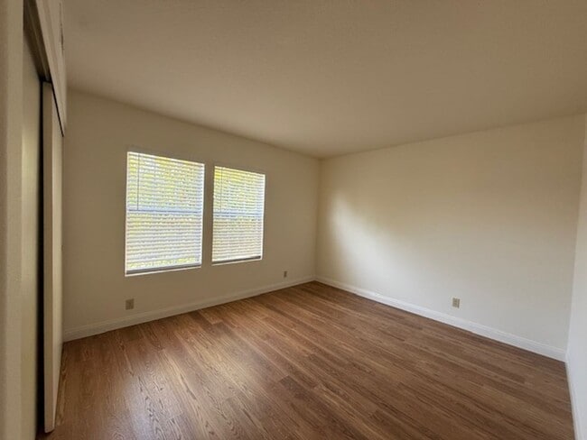 Building Photo - Spacious Home in Tustin with Main Floor Be...
