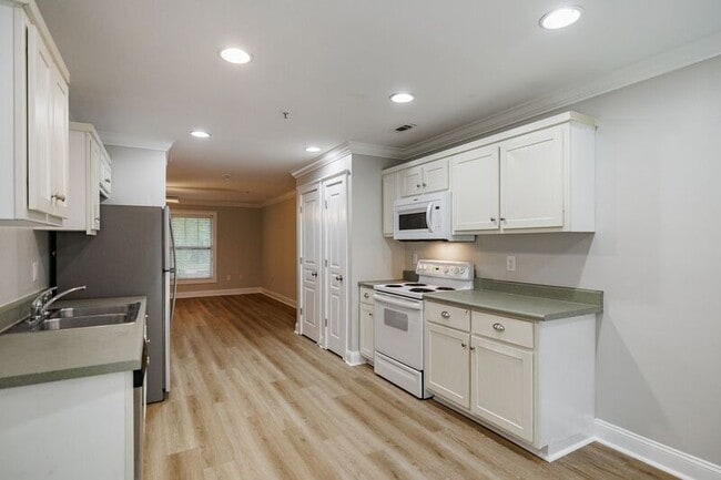 Building Photo - 490 Barnett Shoals Rd