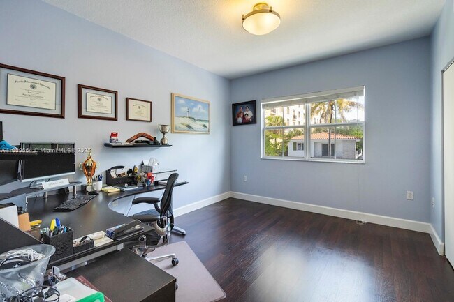 Building Photo - 118 Zamora Ave