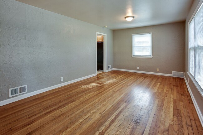 Building Photo - Beautiful Benson Ranch