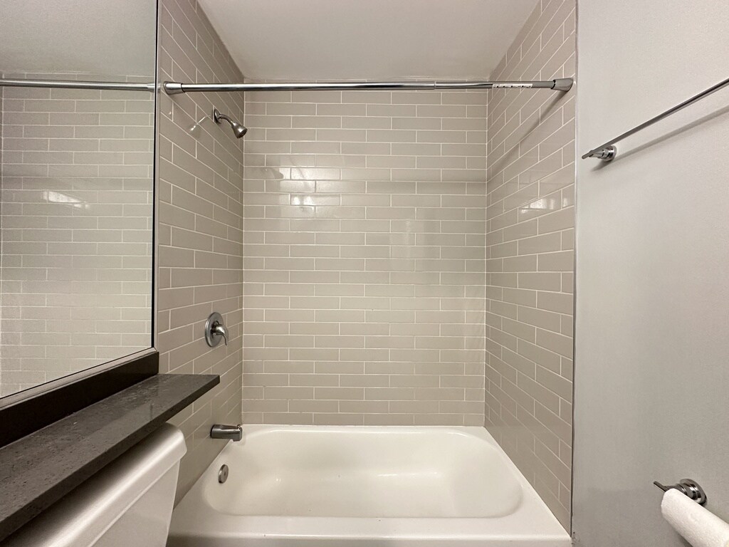 Building Photo - 447 W Surf St