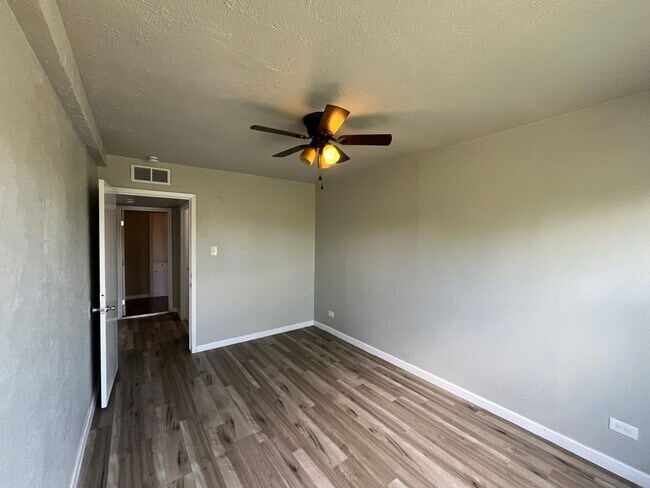 Building Photo - Second Story One Bedroom with Water Paid