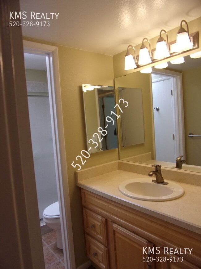 Building Photo - 702 S Pantano Rd