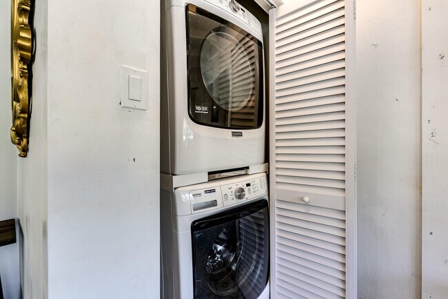 Building Photo - 609 S Arnold Ave