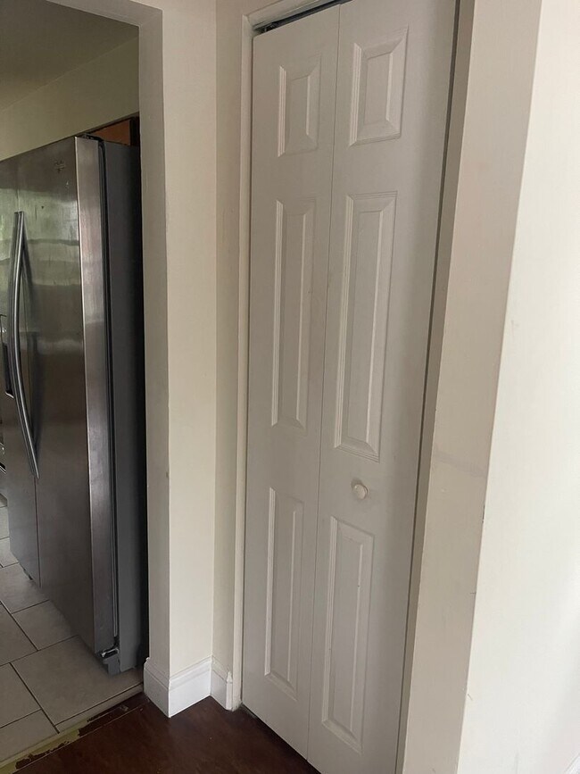 Building Photo - Alban Park Townhome