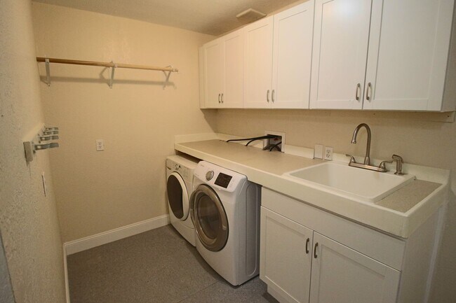 Building Photo - Short-Term Special $500 OFF First Month Rent | Short-Term Lease
