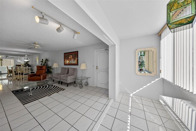 Building Photo - 6253 Bay Club Dr