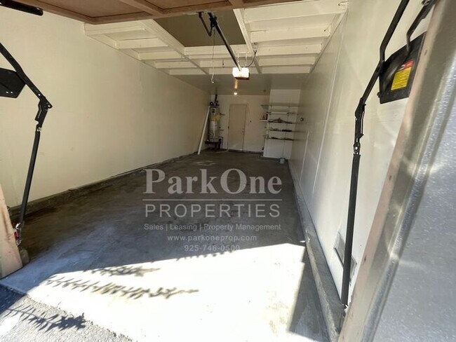 Building Photo - Spacious Town house in Pleasant Hill Now A...